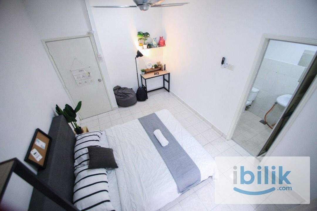 FEMALE UNIT - NON SHARE MASTER ROOM WITH AIRCON & PRIVATE BATHROOM - Image 1