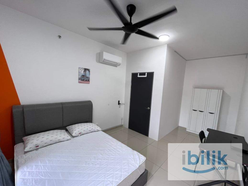 Balcony Queen bedroom at D'Quince Residences @ Damansara Perdana - Image 1