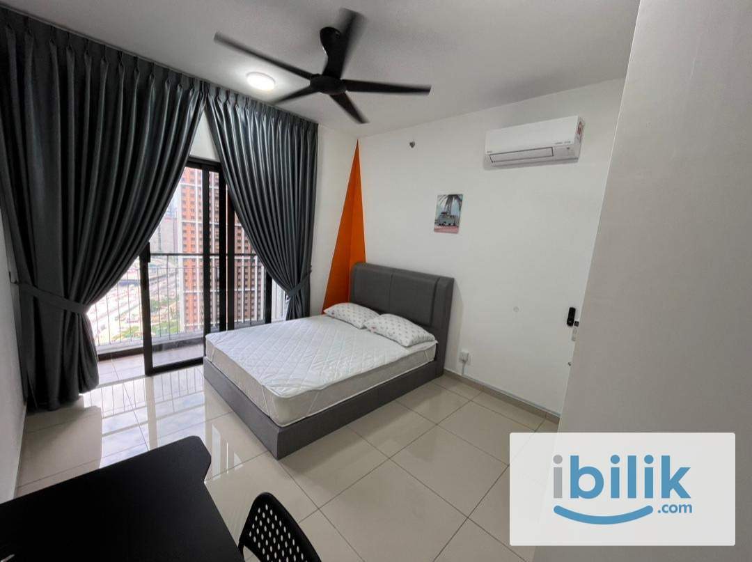 Balcony Queen bedroom at D'Quince Residences @ Damansara Perdana - Image 3