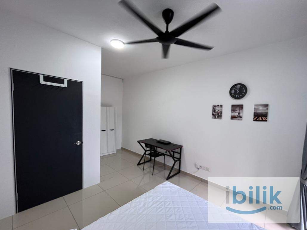 Balcony Queen bedroom at D'Quince Residences @ Damansara Perdana - Image 4