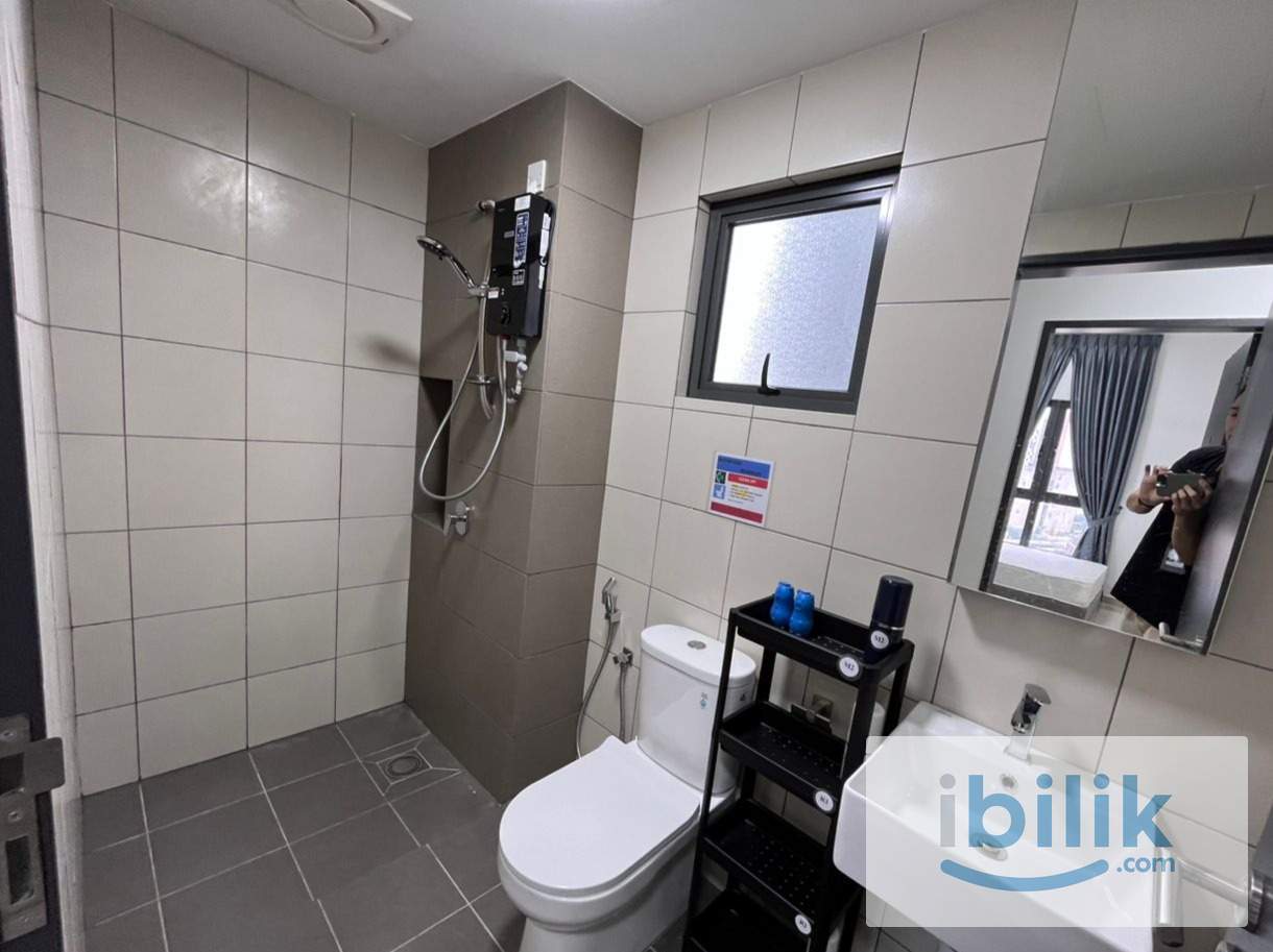 Balcony Queen bedroom at D'Quince Residences @ Damansara Perdana - Image 10