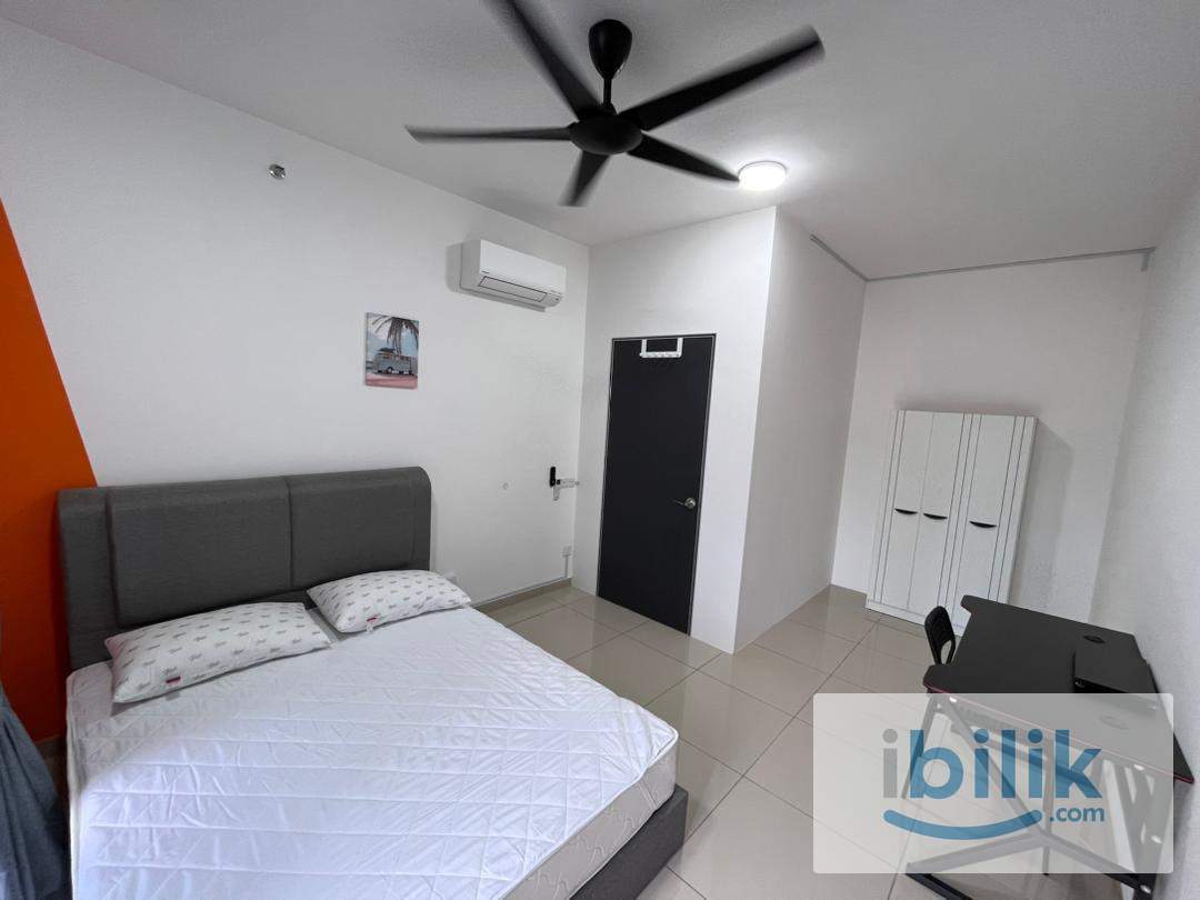 Balcony Queen bedroom at D'Quince Residences @ Damansara Perdana - Image 2