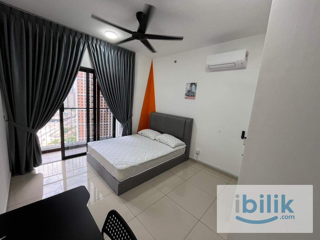 Balcony Queen bedroom at D'Quince Residences @ Damansara Perdana - Image 1