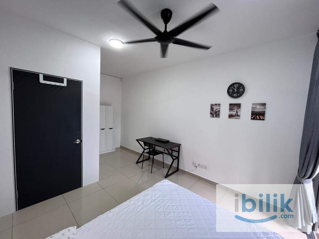 Balcony Queen bedroom at D'Quince Residences @ Damansara Perdana - Image 4