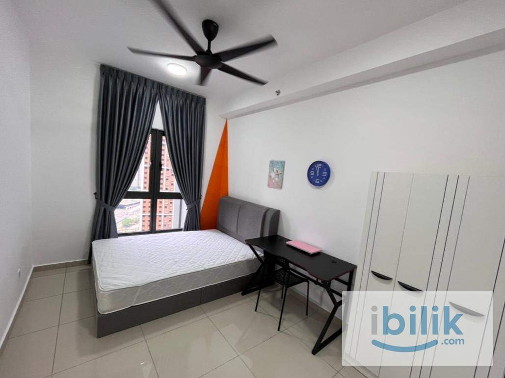 Good Conditions🔥Middle Queen bedroom at D'Quince Residences @ Damansara Perdana - Image 1
