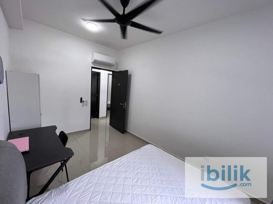 Good Conditions🔥Middle Queen bedroom at D'Quince Residences @ Damansara Perdana - Image 2