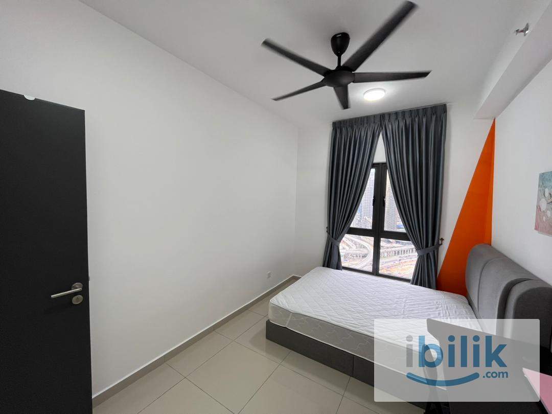 Good Conditions🔥Middle Queen bedroom at D'Quince Residences @ Damansara Perdana - Image 3