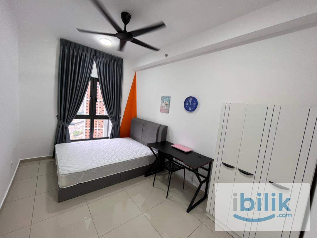 Good Conditions🔥Middle Queen bedroom at D'Quince Residences @ Damansara Perdana - Image 1