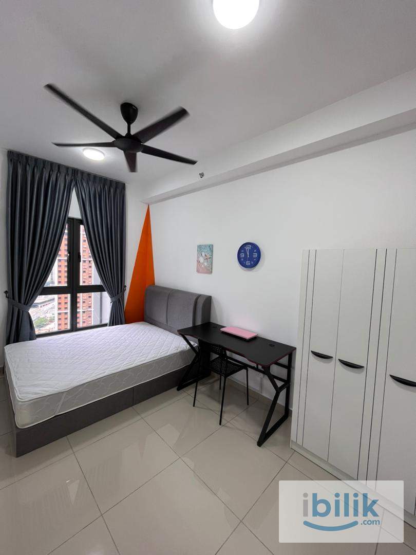 Good Conditions🔥Middle Queen bedroom at D'Quince Residences @ Damansara Perdana - Image 4