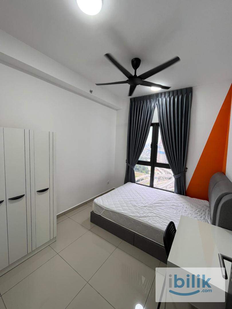 Good Conditions🔥Middle Queen bedroom at D'Quince Residences @ Damansara Perdana - Image 5
