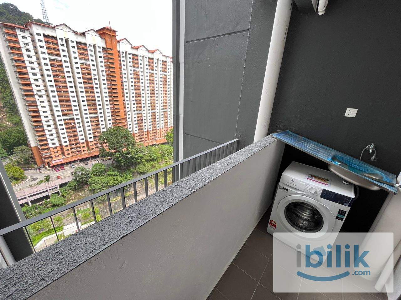 Good Conditions🔥Middle Queen bedroom at D'Quince Residences @ Damansara Perdana - Image 9