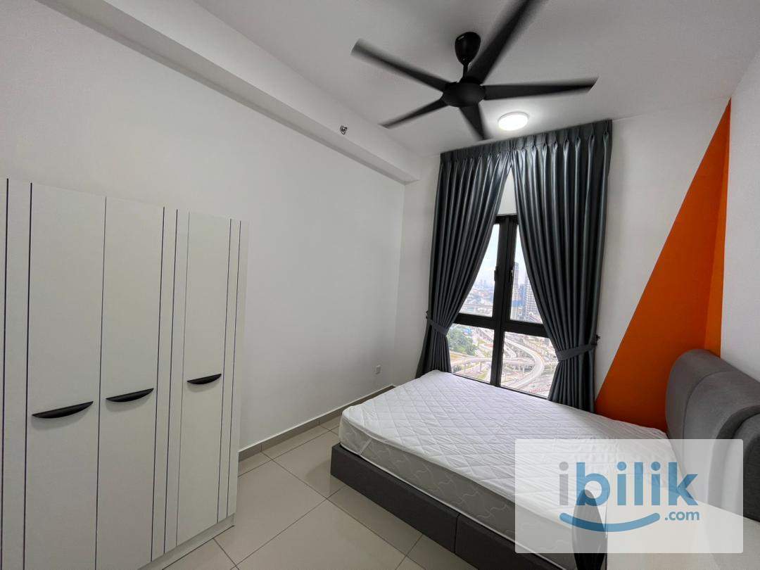 Good Conditions🔥Middle Queen bedroom at D'Quince Residences @ Damansara Perdana - Image 1
