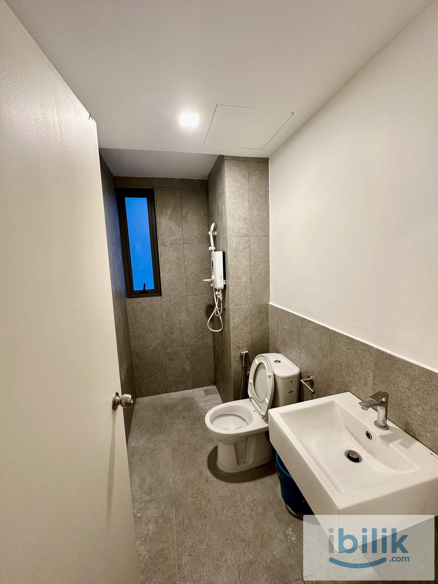 Walk Distance to MRT🚆 Middle Queen bedroom at Enesta Suites @ Kepong / Jinjang - Image 3