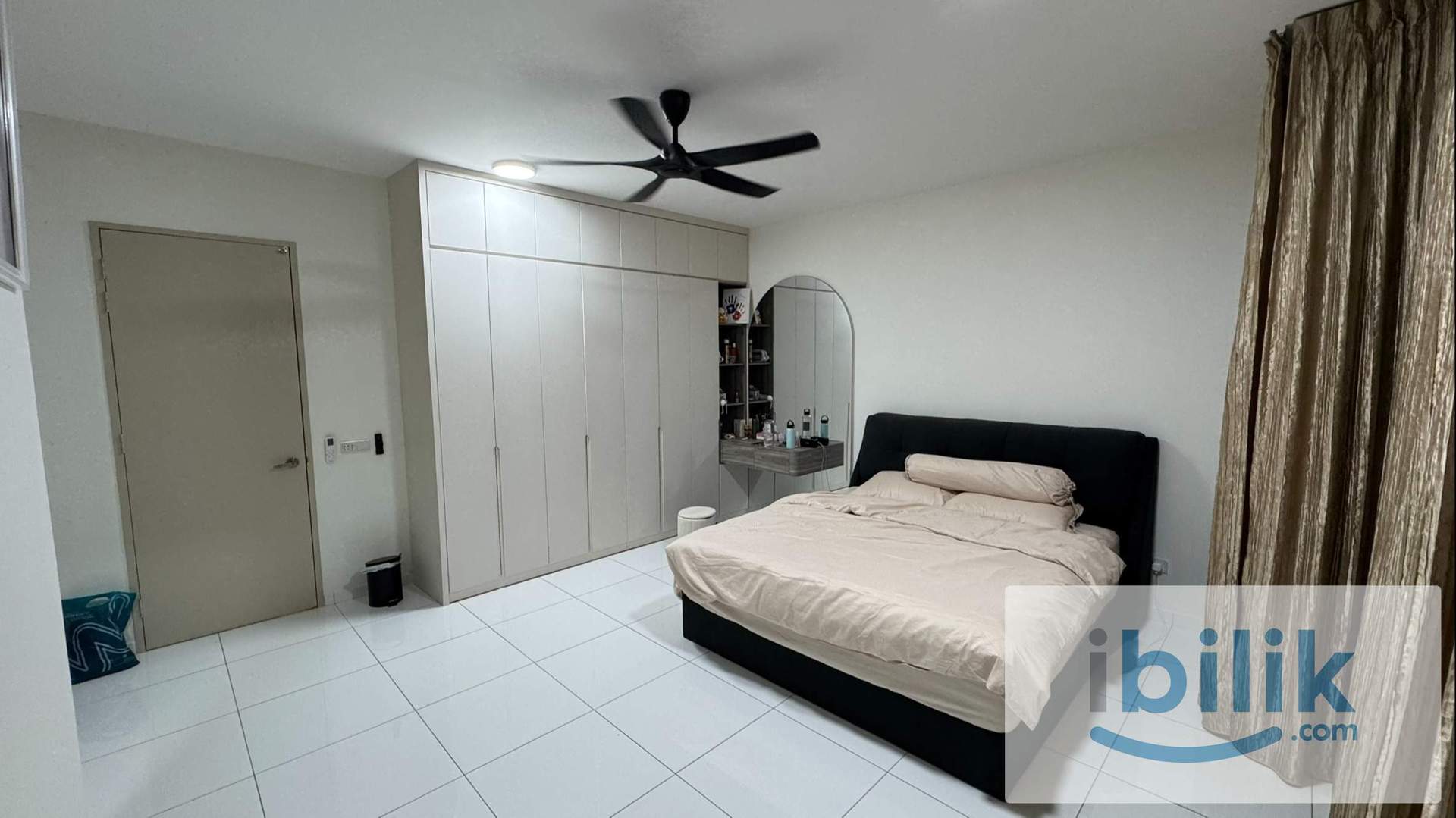 Spacious Master Room at Bukit Indah - Image 2