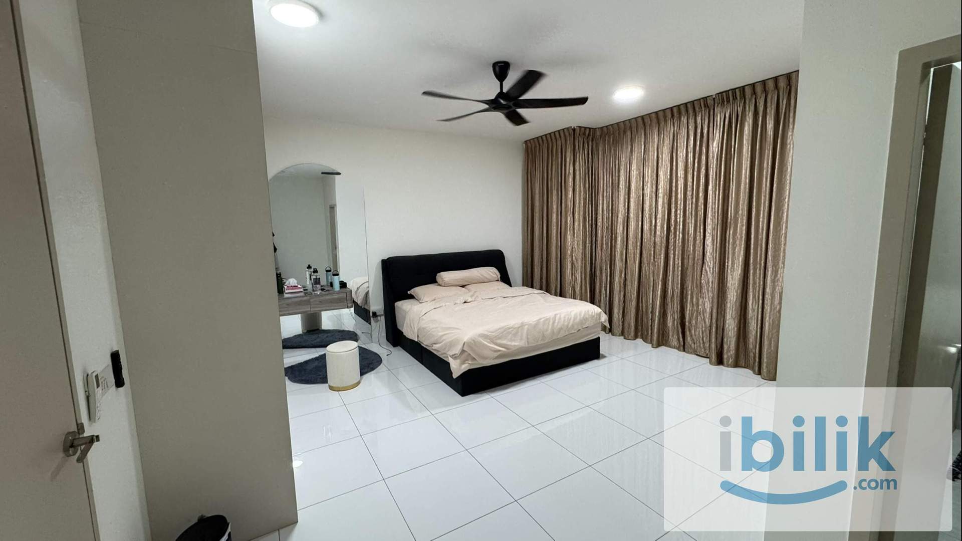 Spacious Master Room at Bukit Indah - Image 3