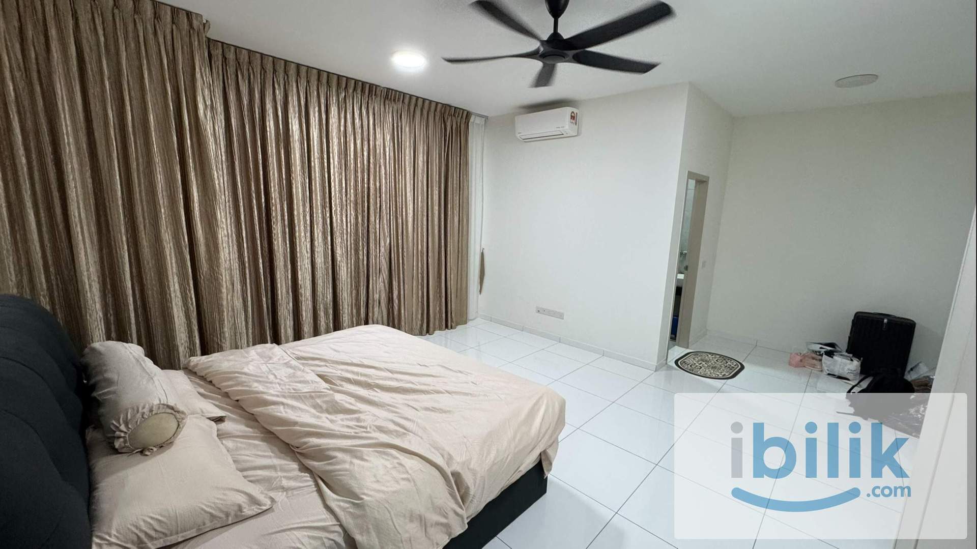 Spacious Master Room at Bukit Indah - Image 4