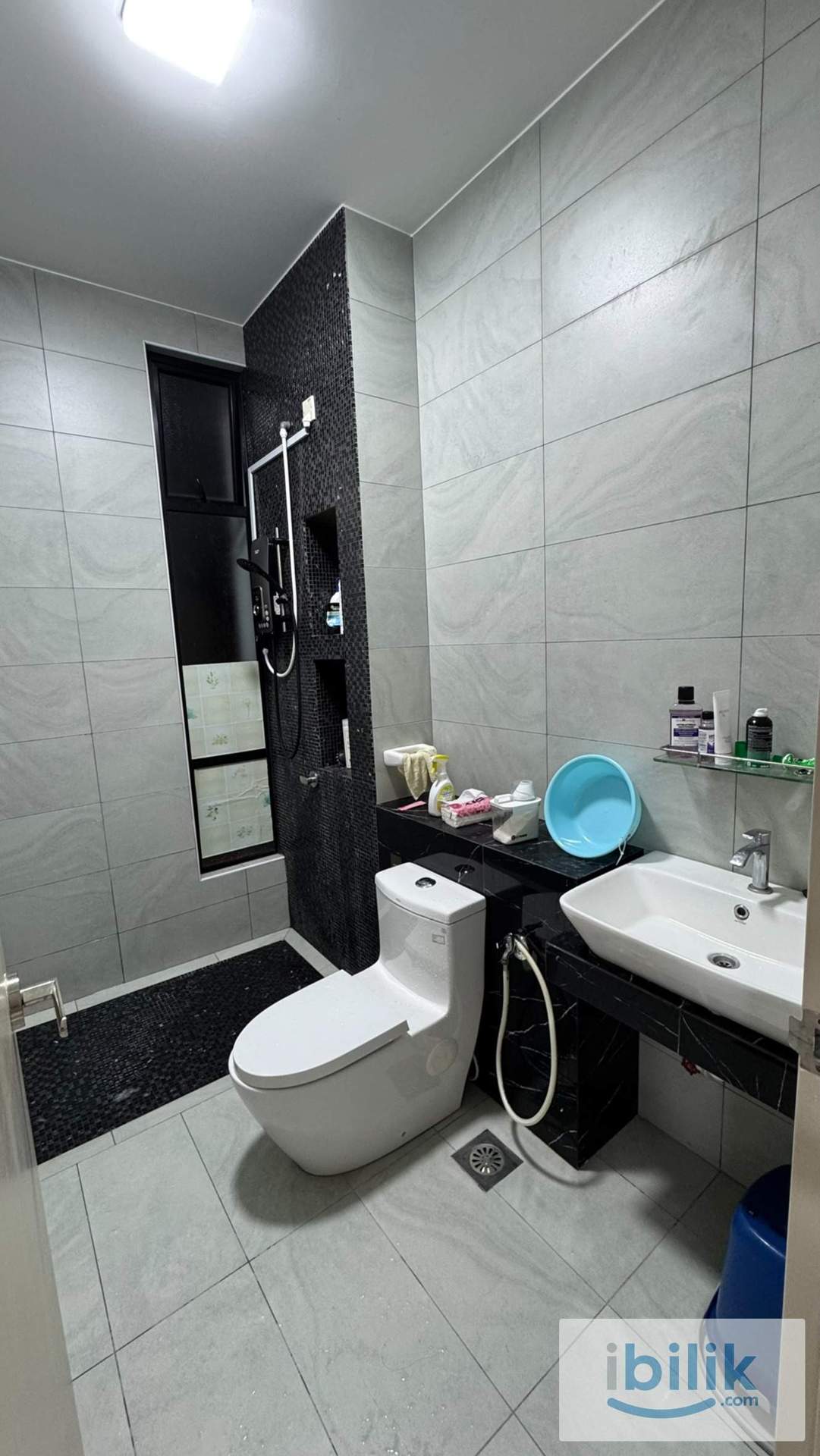 Spacious Master Room at Bukit Indah - Image 5