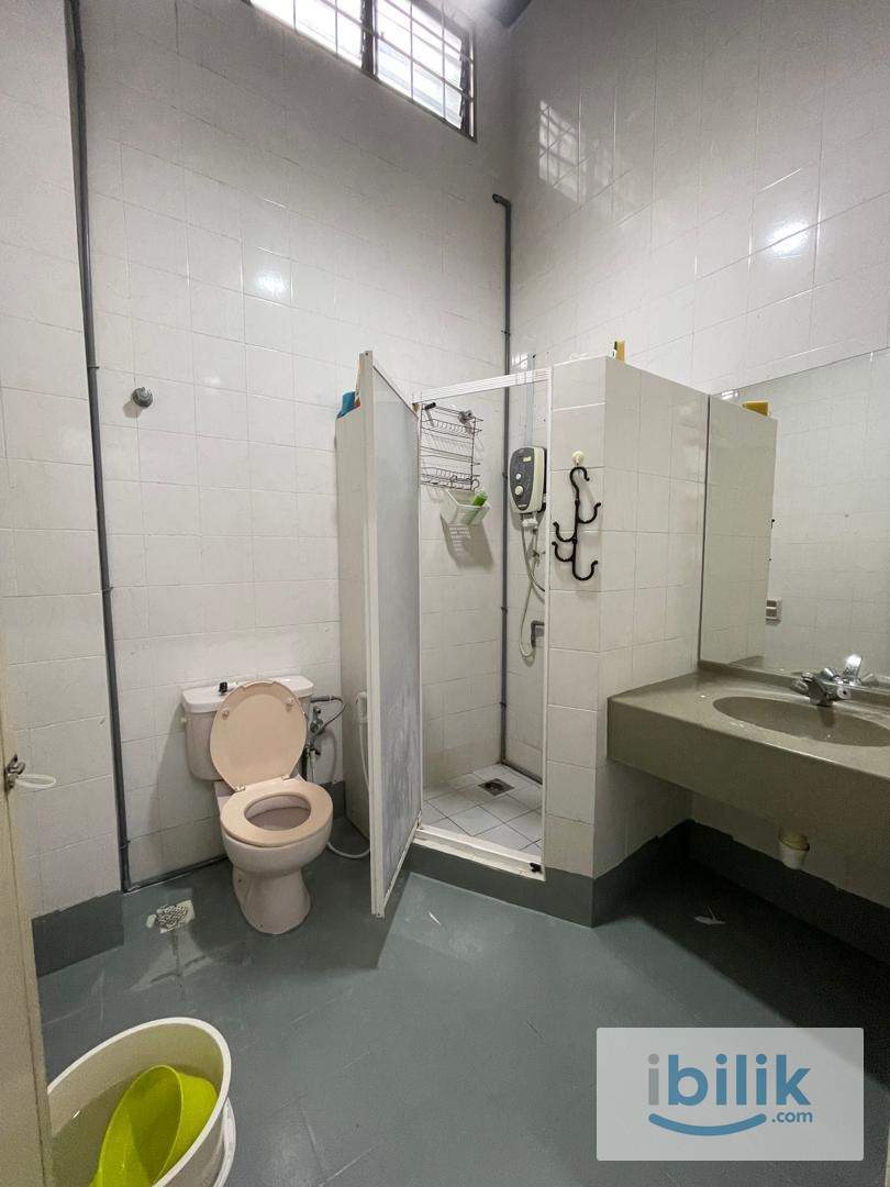 🏠📶 Spacious Master Room @ Bandar Utama | WiFi + Aircond ❄️ | Move-in Immediately - Image 4
