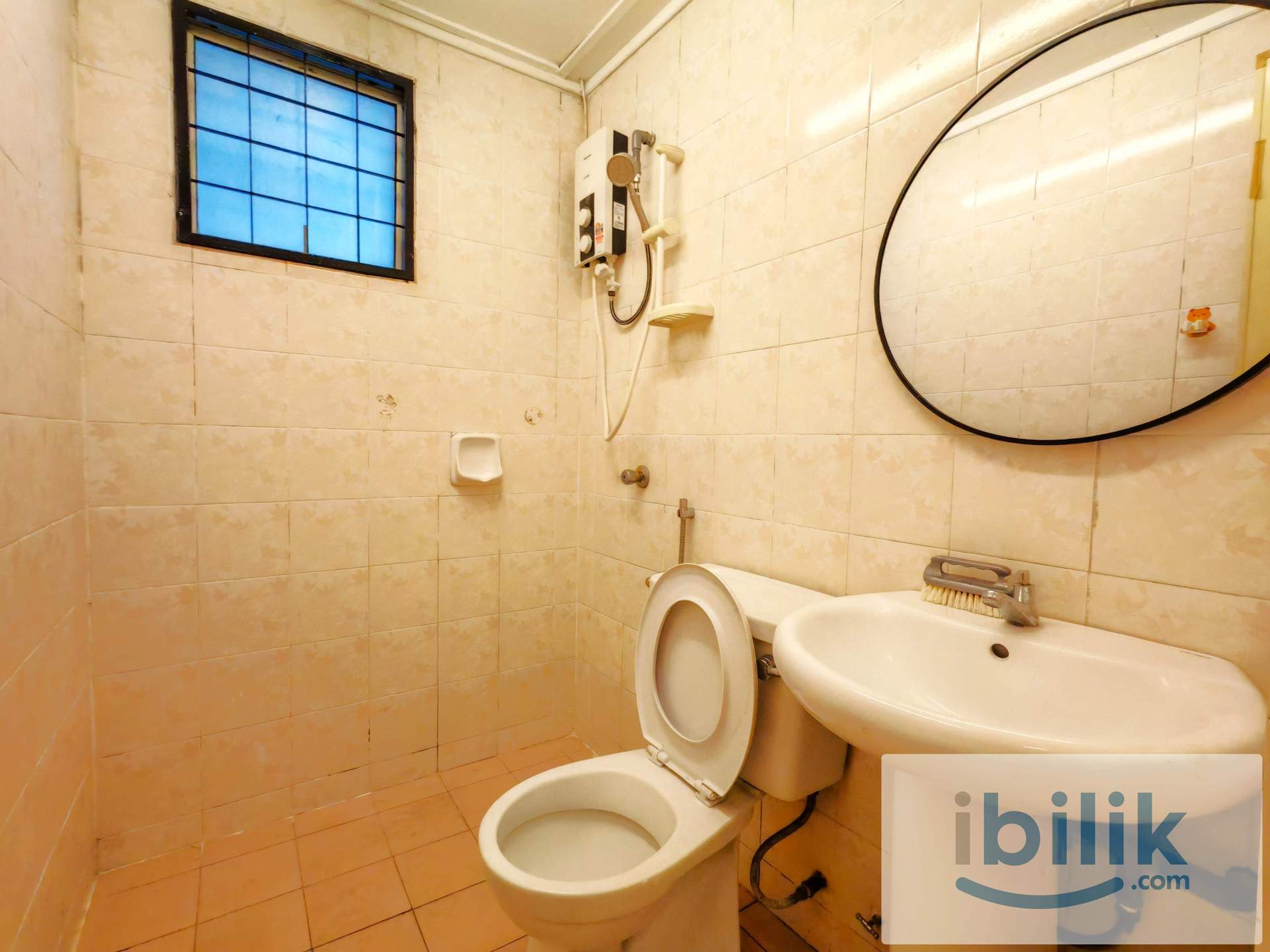Ara Damansara Master Bedroom with Private Bathroom. Nearby LRT. Free WiFi electricity  - Image 1
