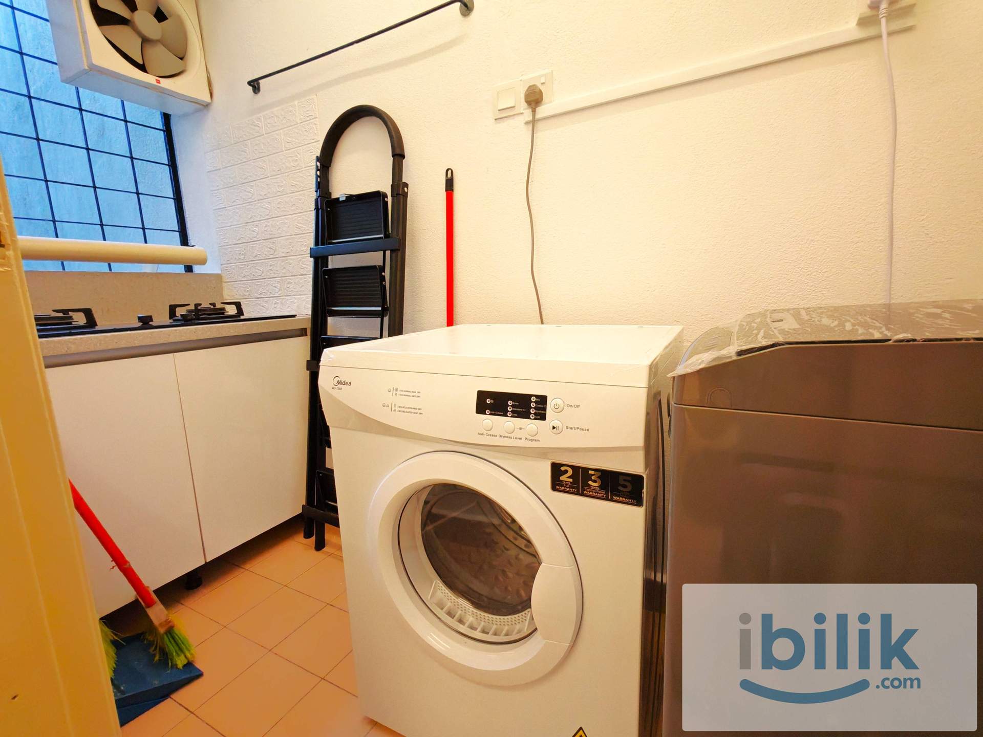 Ara Damansara Master Bedroom with Private Bathroom. Nearby LRT. Free WiFi electricity  - Image 3