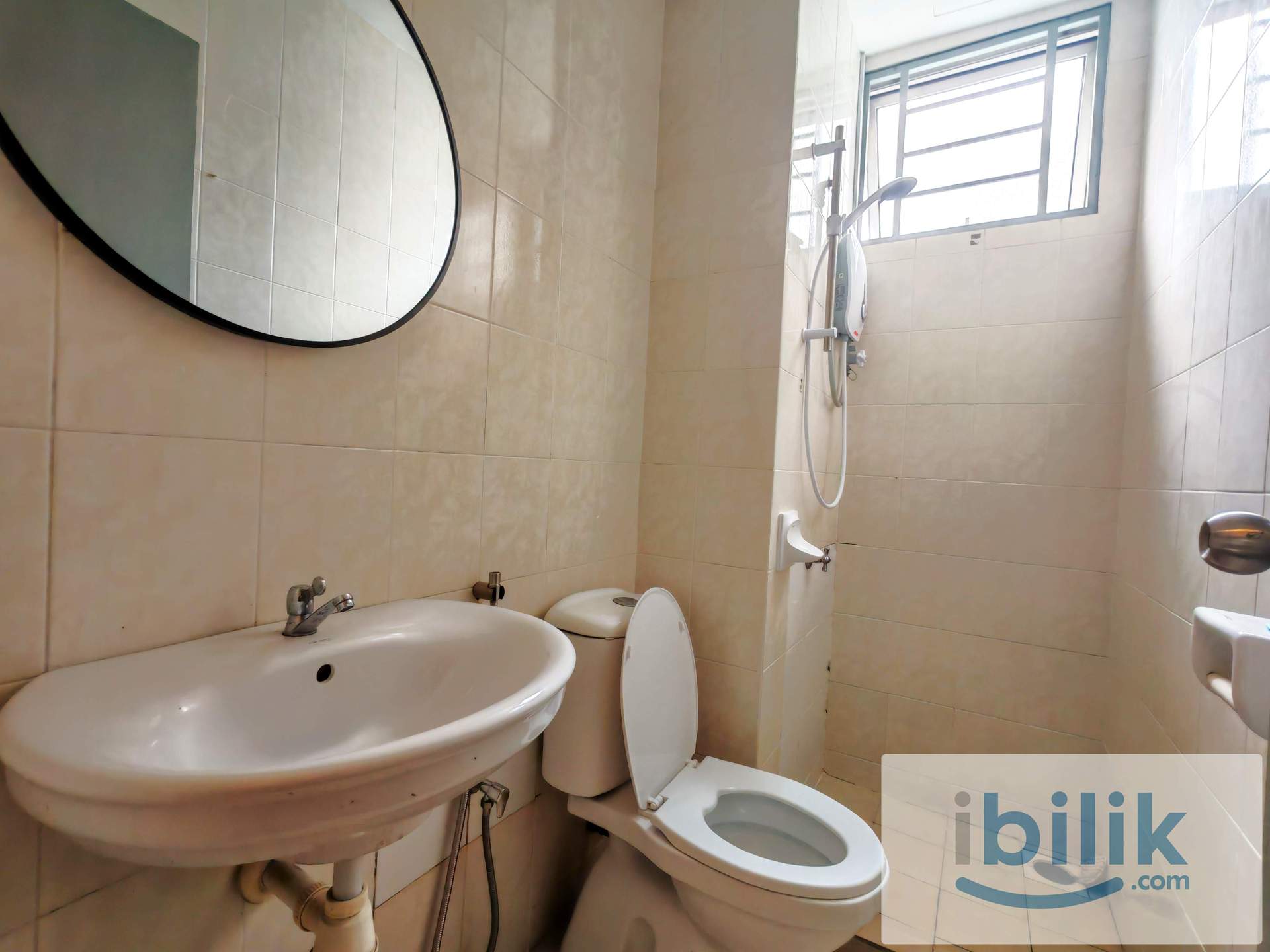 Subang Jaya Middle Bedroom. Free WiFi electricity.Nearby LRT - Image 2