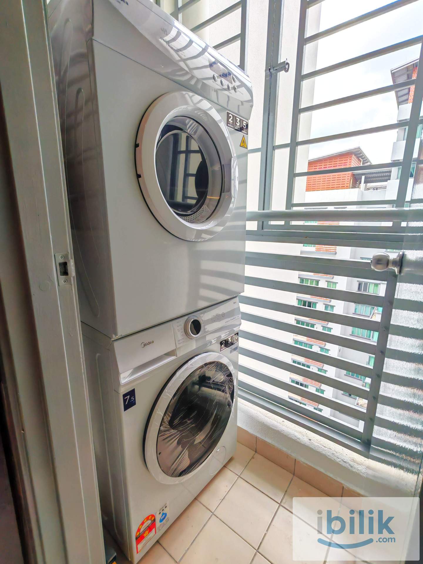 Subang Jaya Middle Bedroom. Free WiFi electricity.Nearby LRT - Image 3