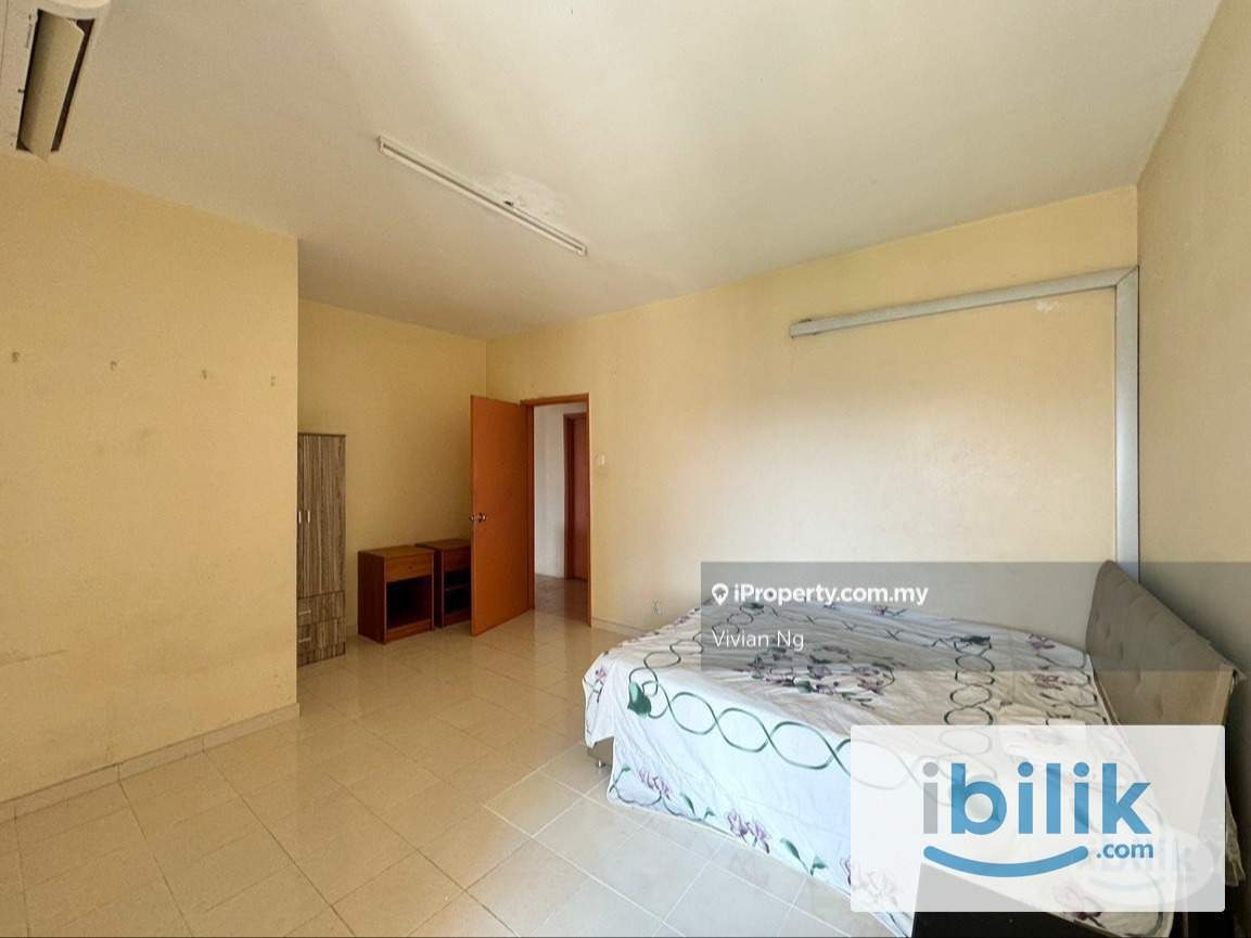Middle Room - Image 5