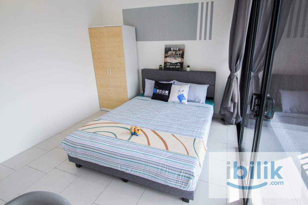 Astetica Residence Queen Bedroom with Balcony @ Seri Kembangan near to The Mines, KTM Serdang, UPM - Image 3