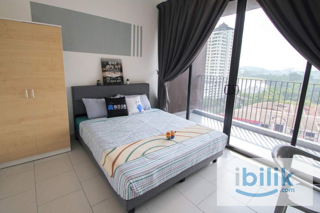 Astetica Residence Queen Bedroom with Balcony @ Seri Kembangan near to The Mines, KTM Serdang, UPM - Image 1