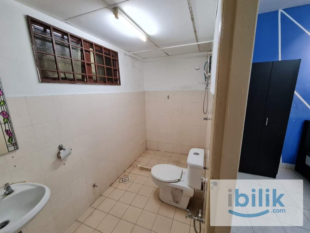 Palm Spring Master Room with Private Bathroom, Window & AC @ Kota Damansara near to MRT Surian, IOI Damansara - Image 4