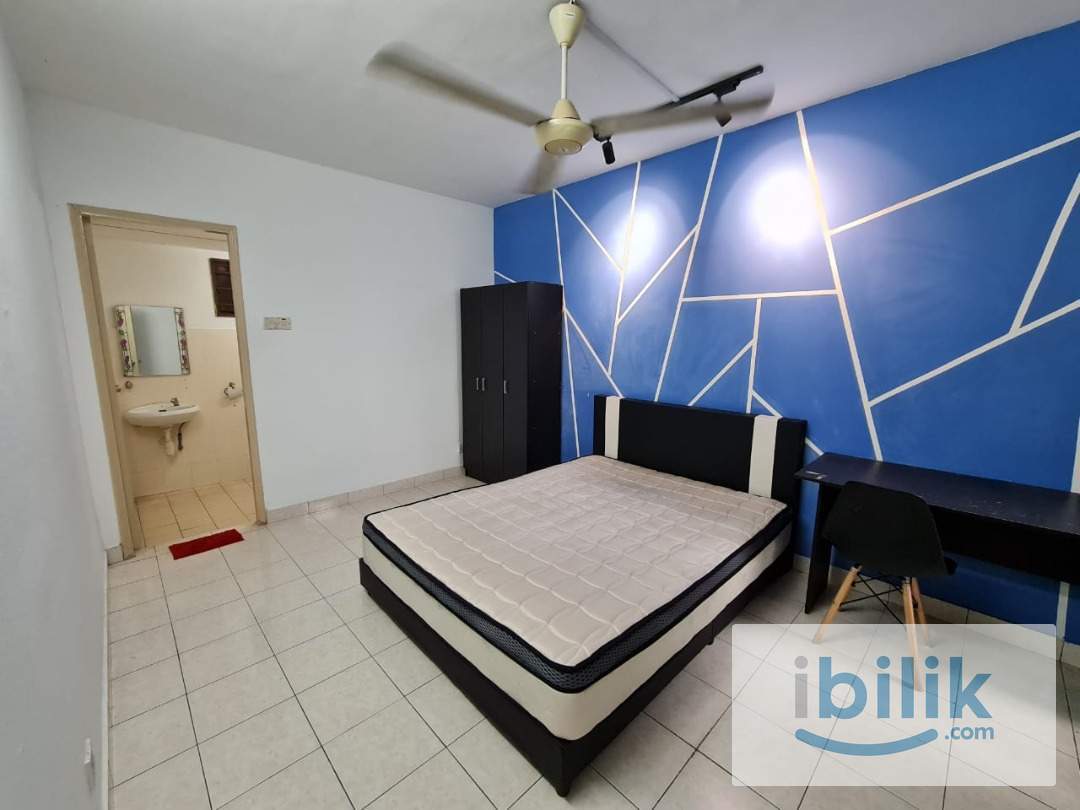 Palm Spring Master Room with Private Bathroom, Window & AC @ Kota Damansara near to MRT Surian, IOI Damansara - Image 1
