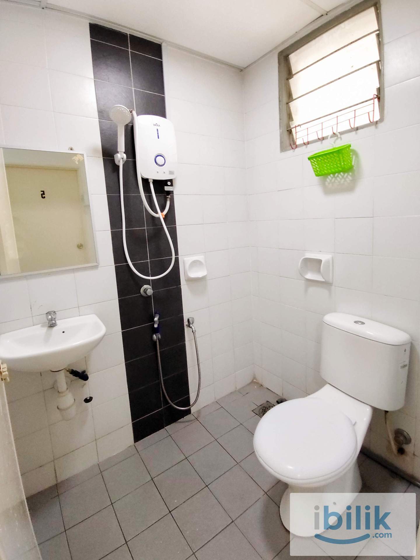 Seri Atria Queen Bedroom wif window & AC @ Subang Bestari near to HELP Subang 2, easy access to Subang Airport, - Image 4