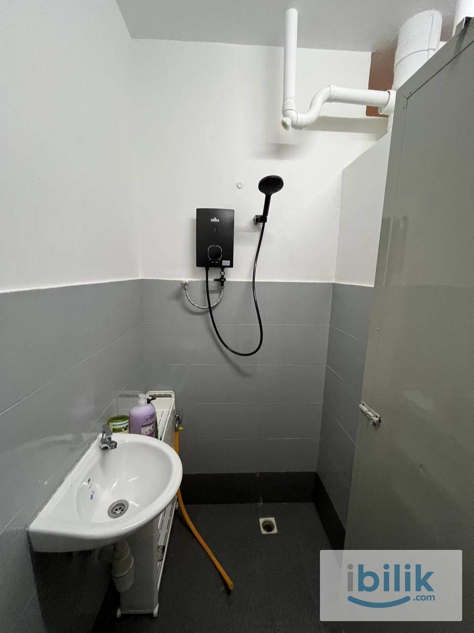 Middle Room For Rent  - Image 4