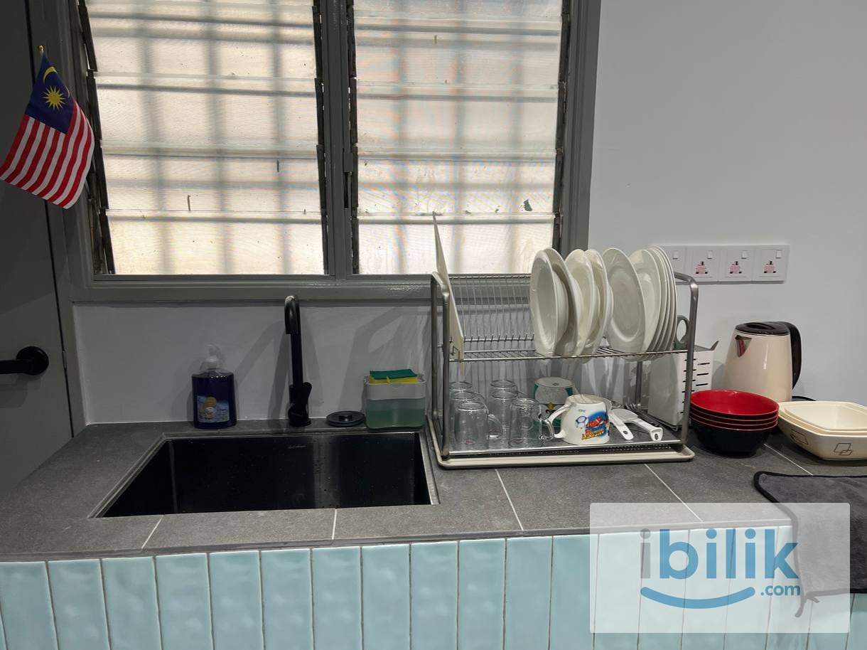 Middle Queen Bed Room w A/C in Georgetown For Rent  - Image 2