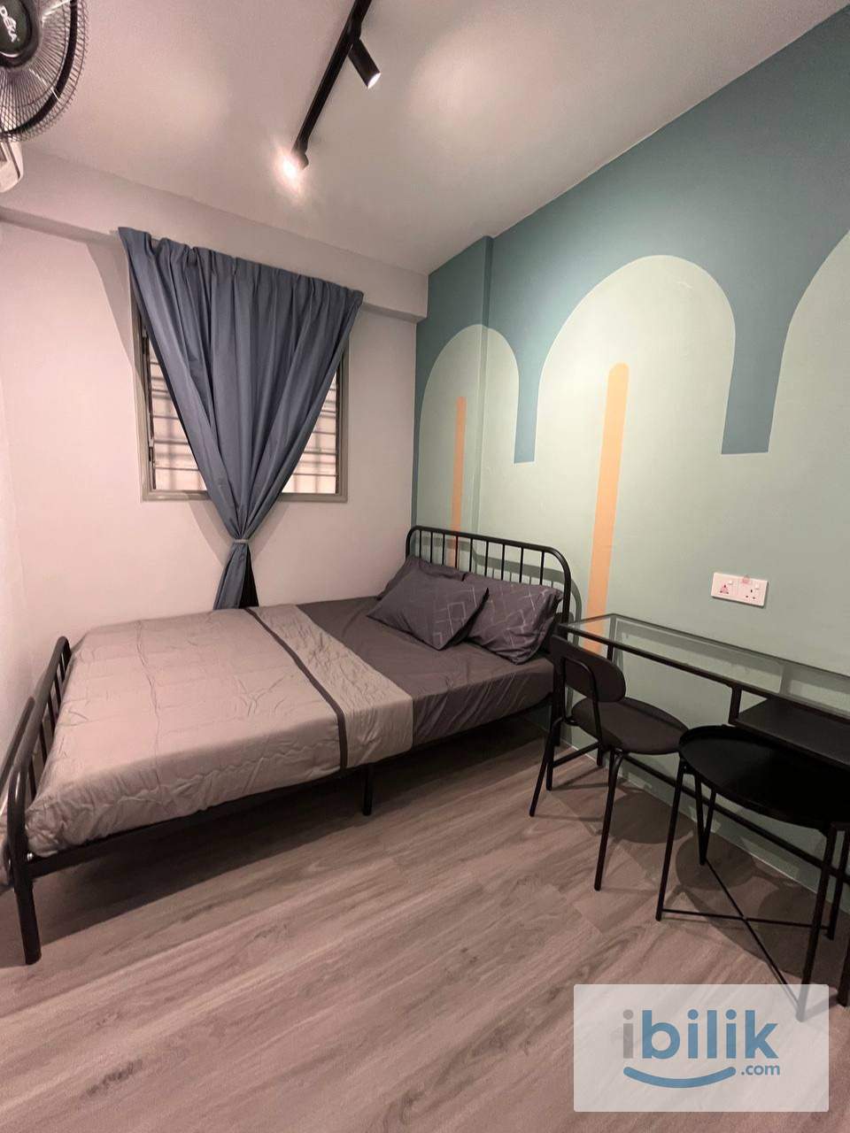 Middle Queen Bed Room w A/C in Georgetown For Rent  - Image 1