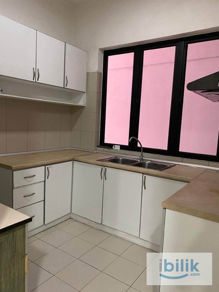 Middle bedroom at Vila Vista near MRT Taman Pertama - Image 5