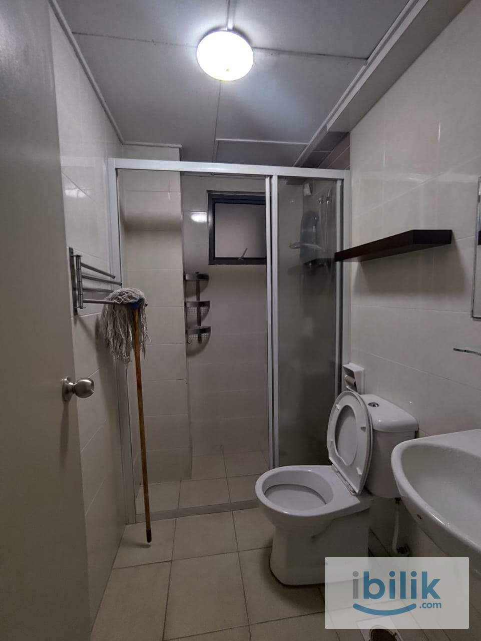 Middle Room at D'Alamanda Near LRT and MRT Maluri - Image 3