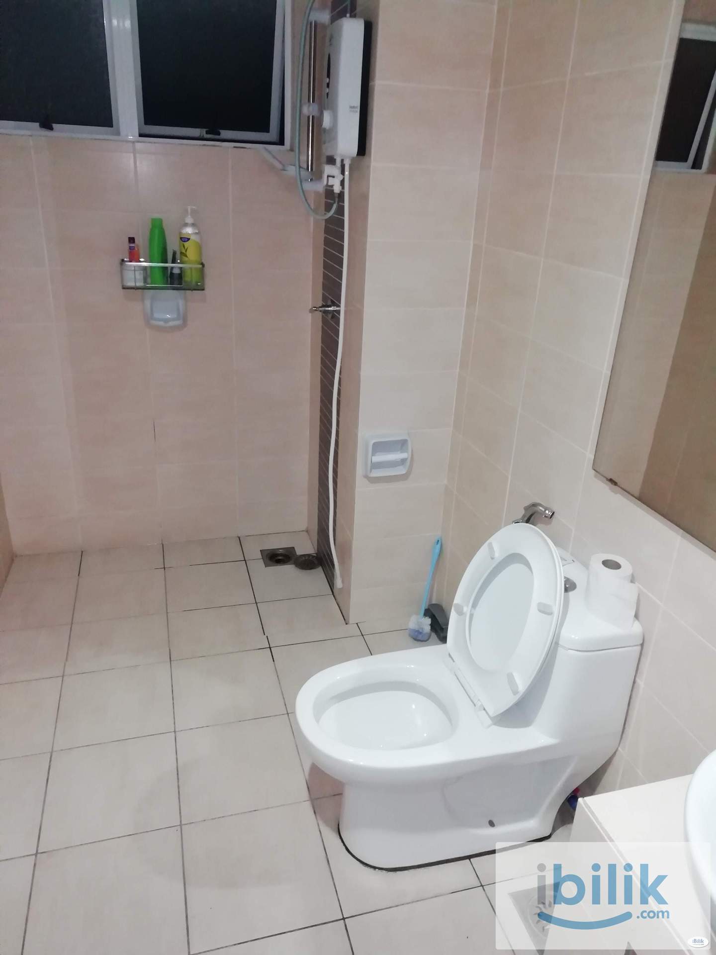 Single room with balcony at Cova Villa, Kota Damansara - Image 4