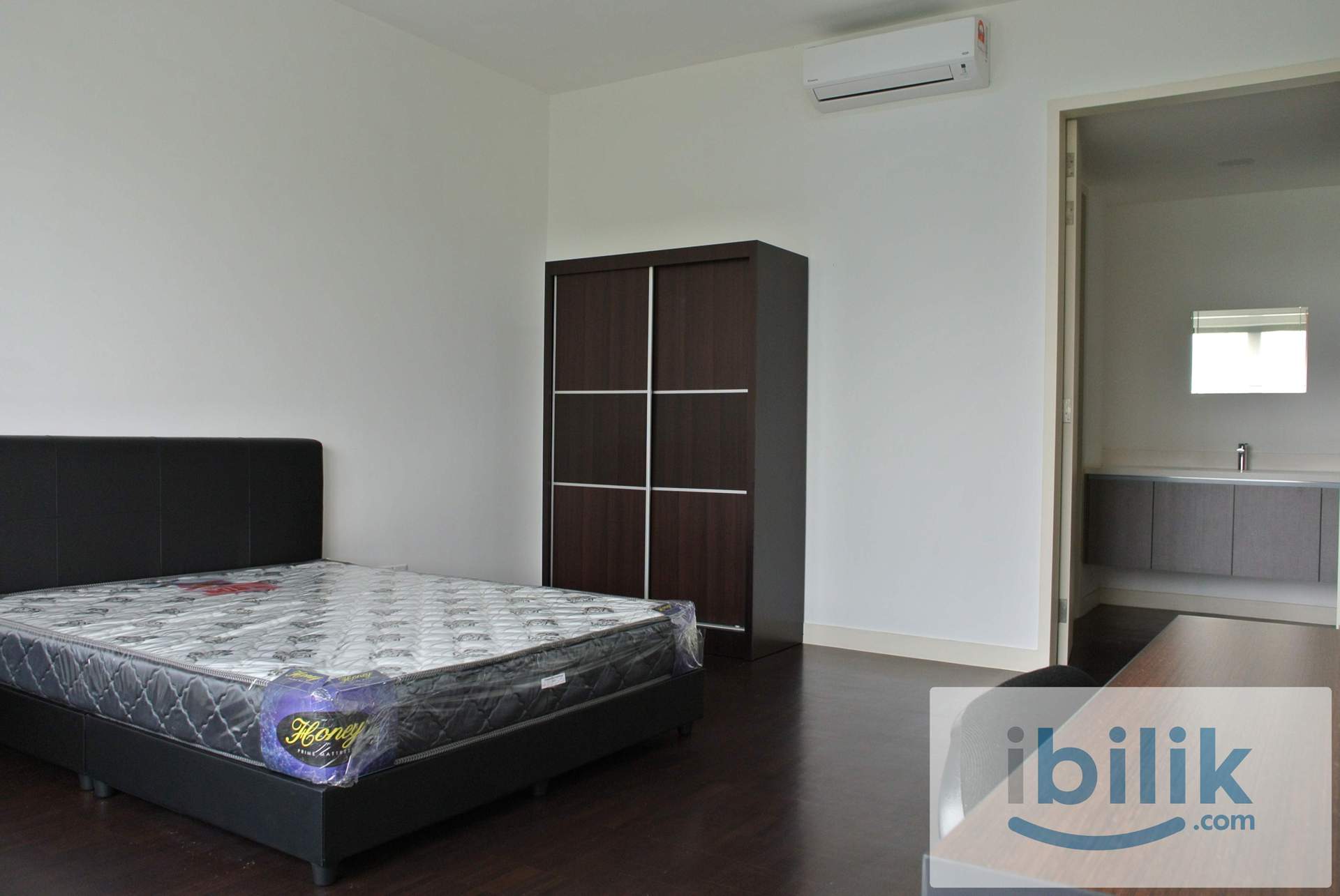 Very Big Master bedroom with bathtub at Windows On The Park, Bandar Tun Hussein Onn - Image 3