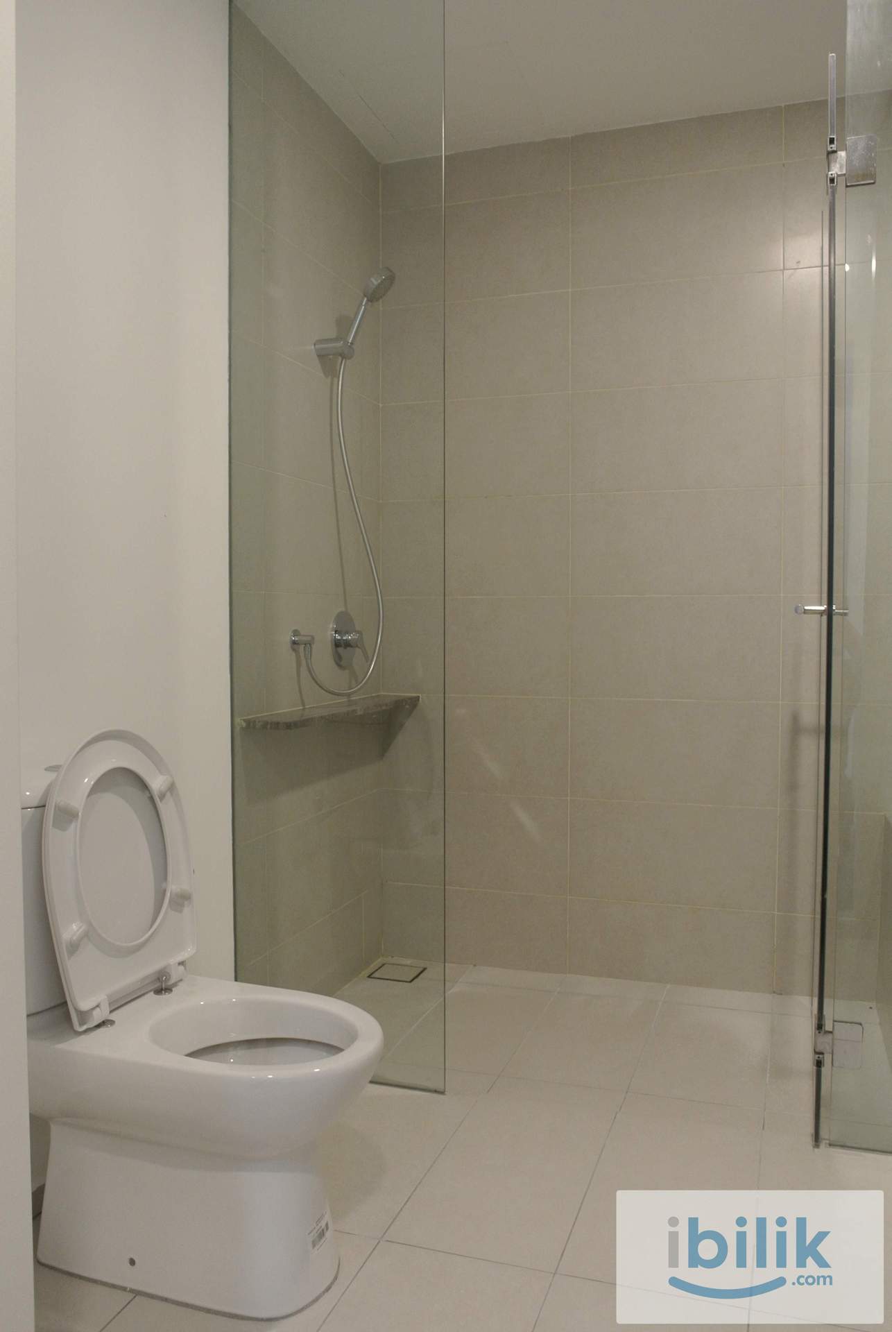 Very Big Master bedroom with bathtub at Windows On The Park, Bandar Tun Hussein Onn - Image 5