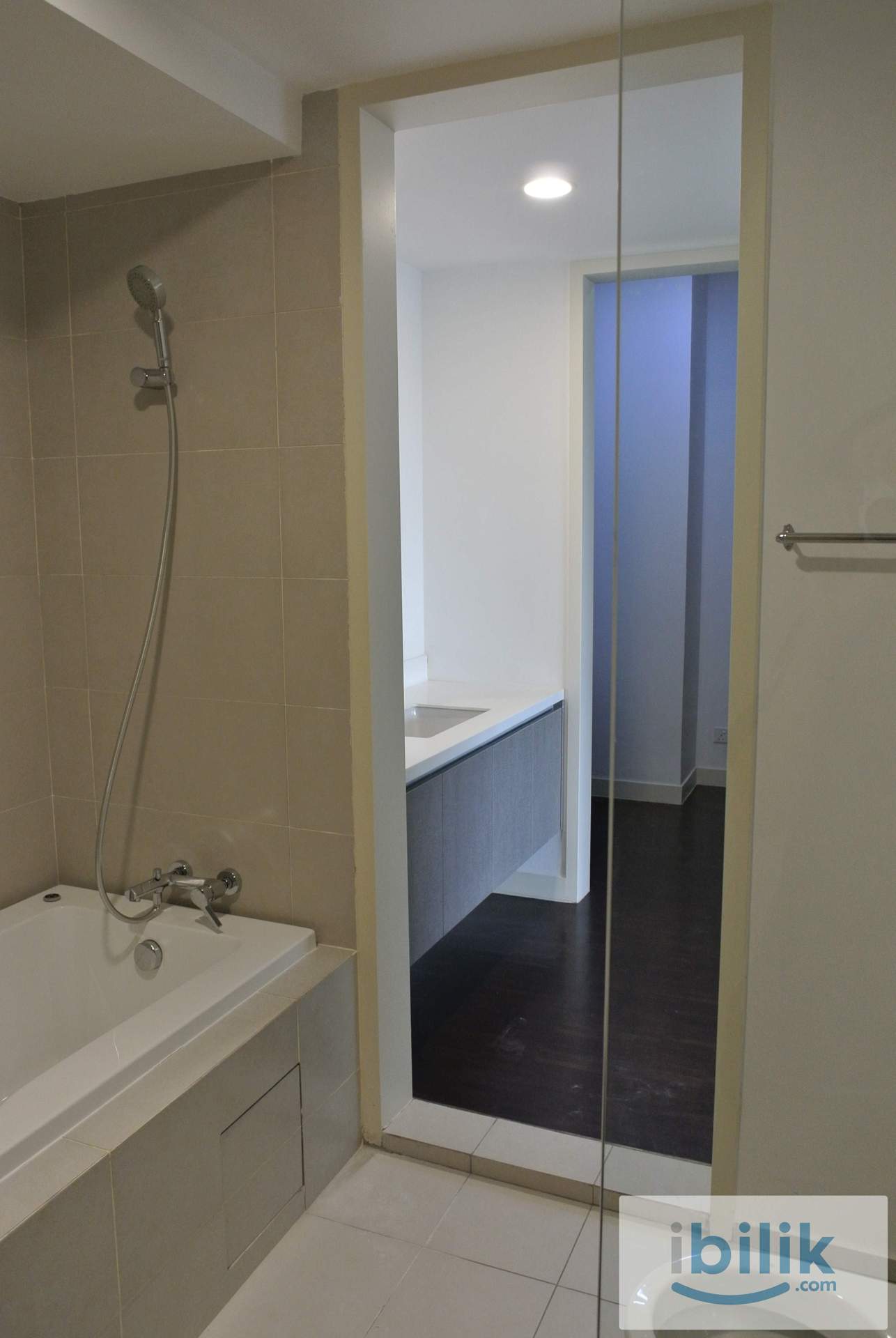 Very Big Master bedroom with bathtub at Windows On The Park, Bandar Tun Hussein Onn - Image 6