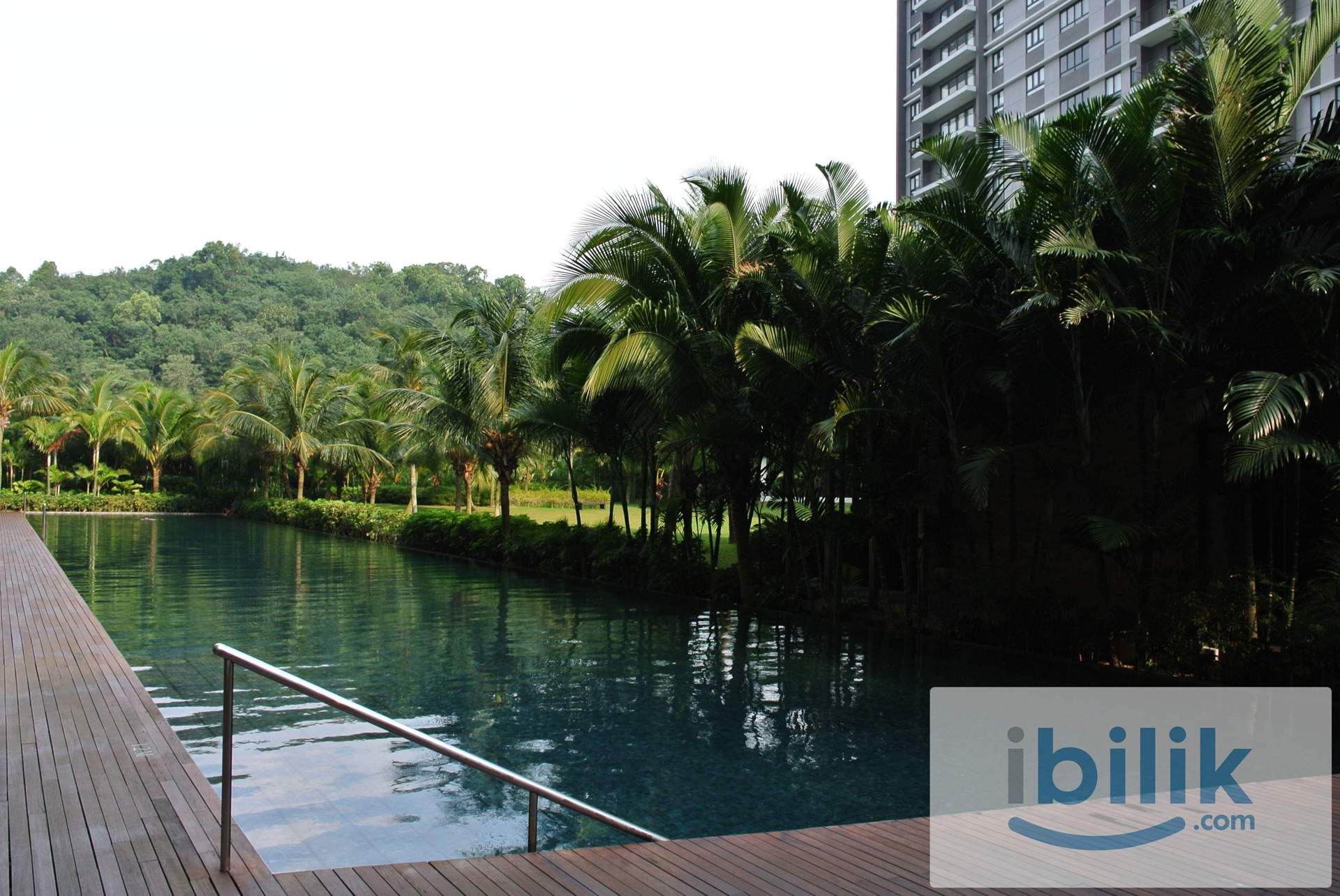 Very Big Master bedroom with bathtub at Windows On The Park, Bandar Tun Hussein Onn - Image 7