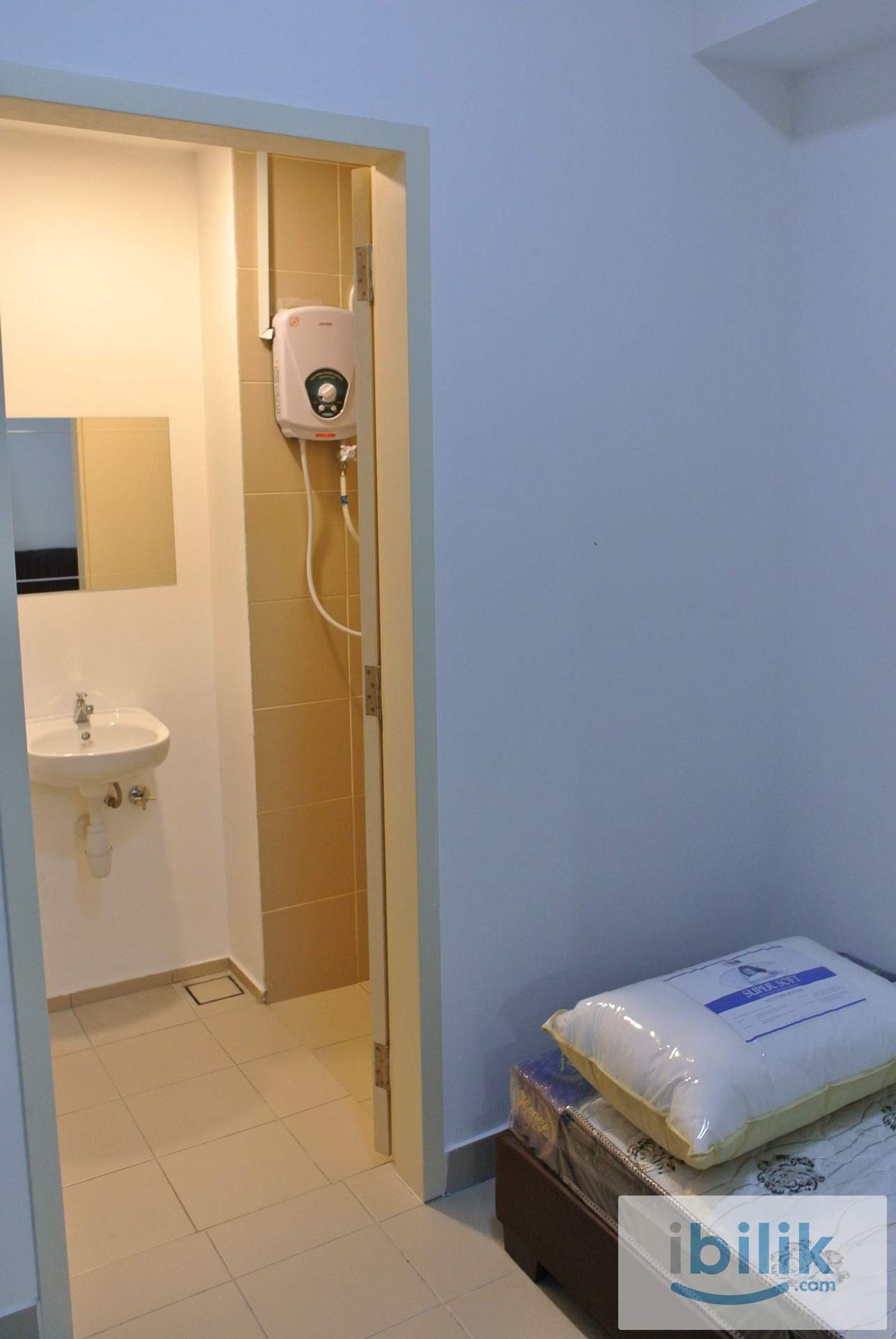Single room with private bathroom at Windows On The Park condominium - Image 3