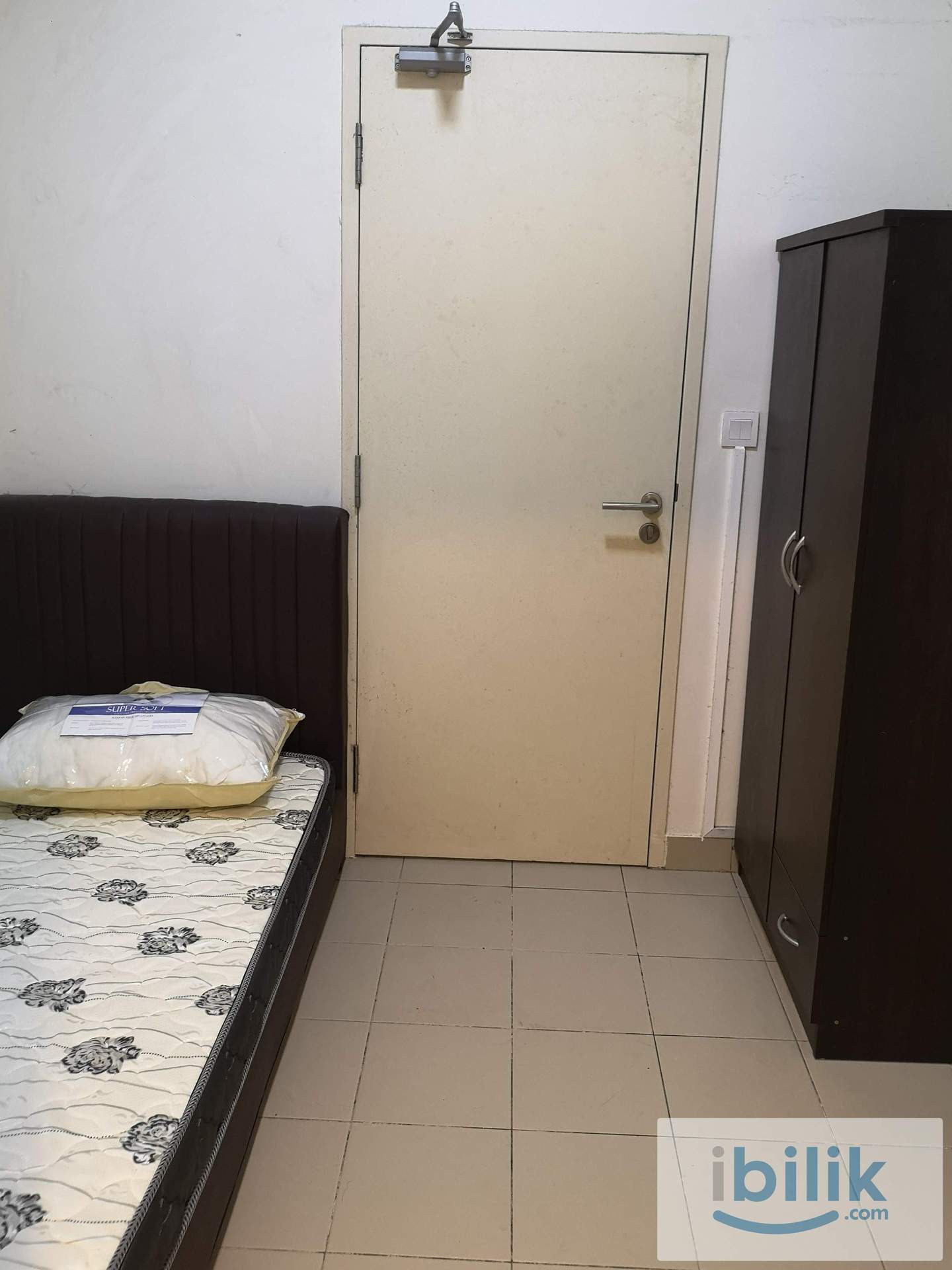 Single room with private bathroom at Windows On The Park condominium - Image 1