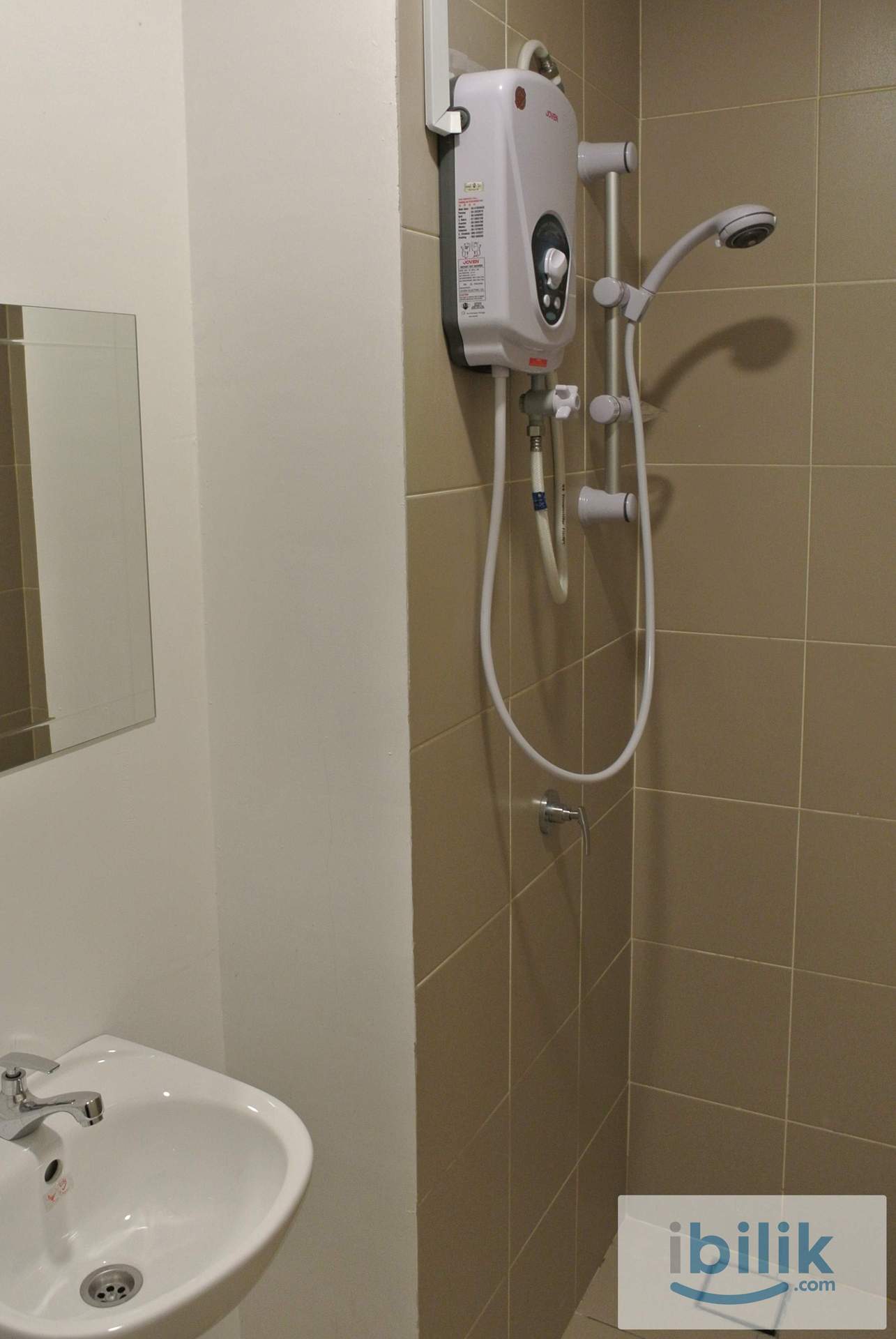 Single room with private bathroom at Windows On The Park condominium - Image 4