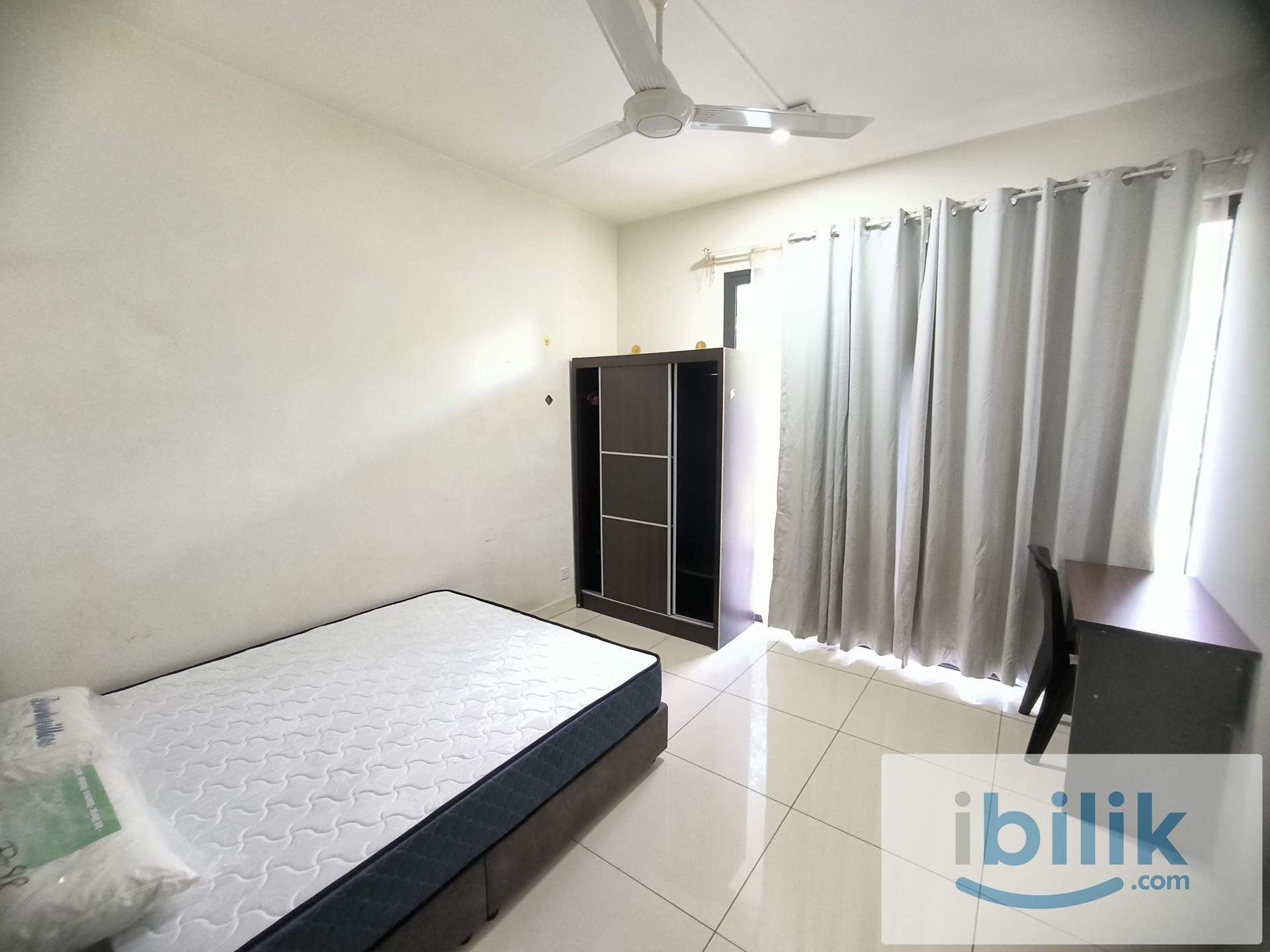 Fully furnished middle room for rent at Windows On The Park condo, 5 mins drive to C180 - Image 1