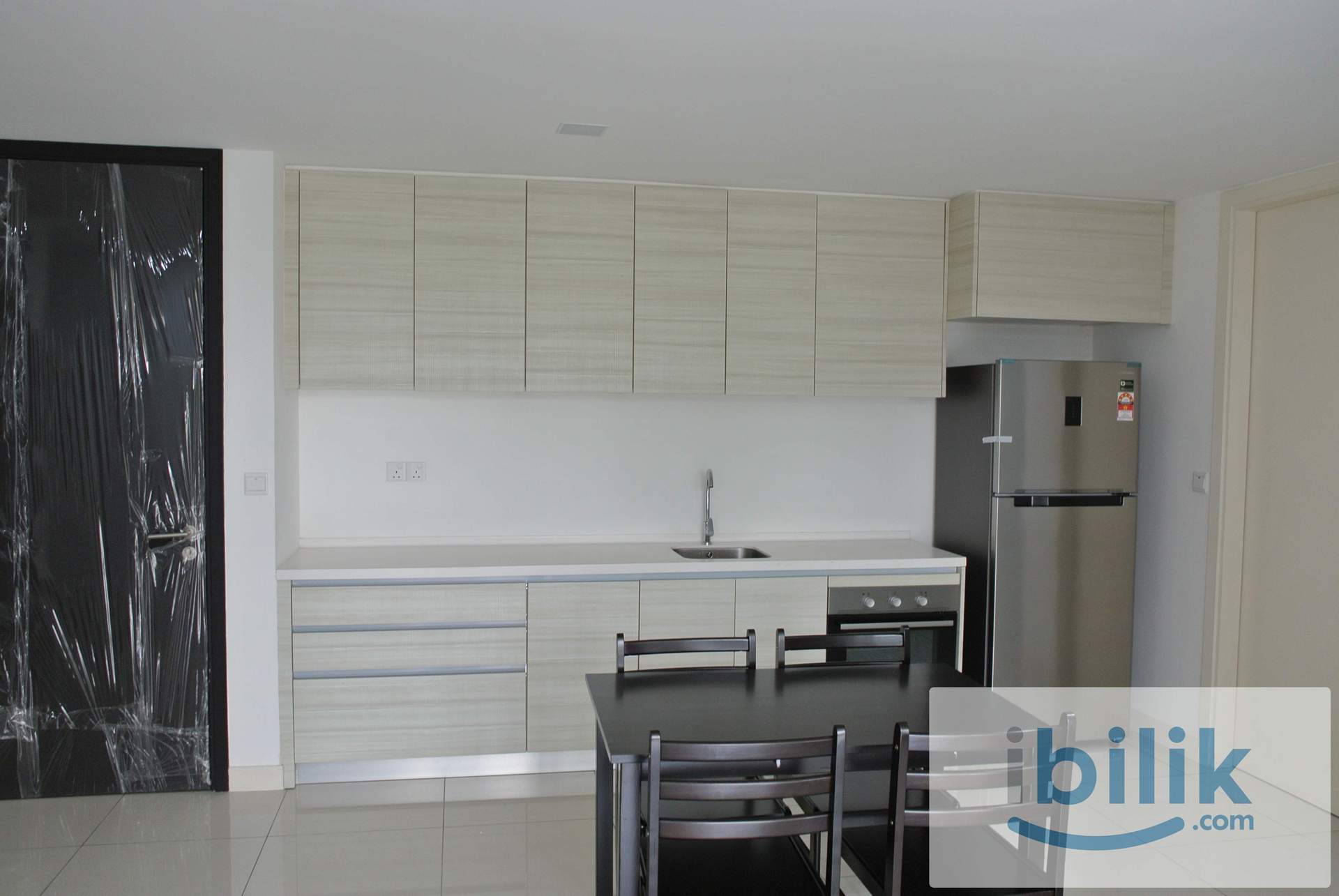 Fully furnished middle room for rent at Windows On The Park condo, 5 mins drive to C180 - Image 4