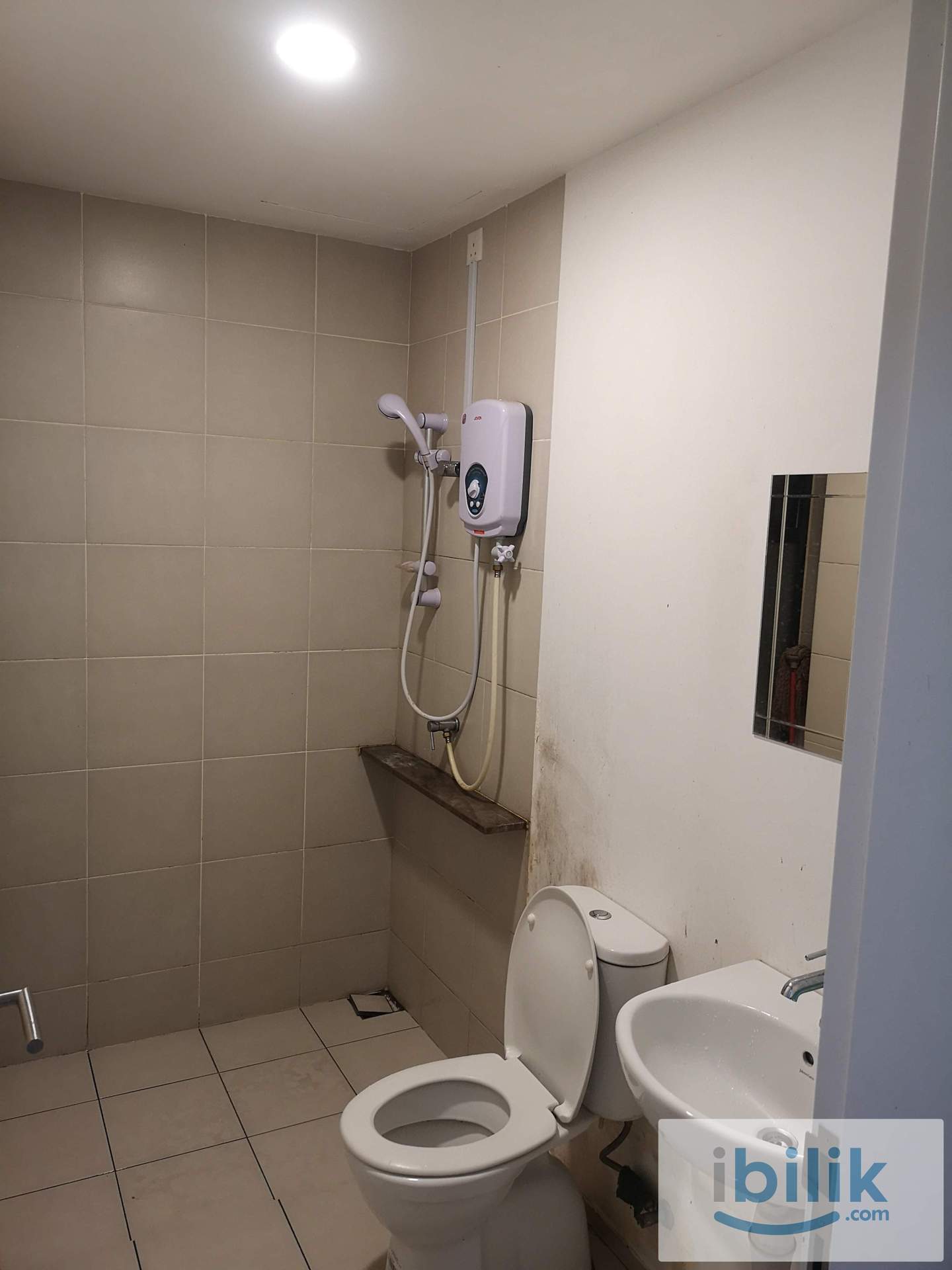 Fully furnished middle room for rent at Windows On The Park condo, 5 mins drive to C180 - Image 5