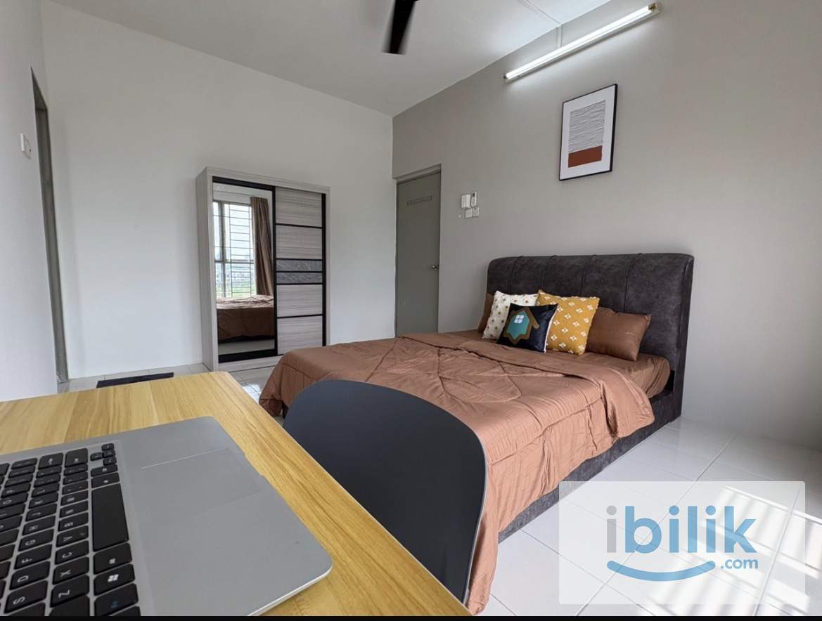 Comfy master room for rent at Residensi laguna - Image 2