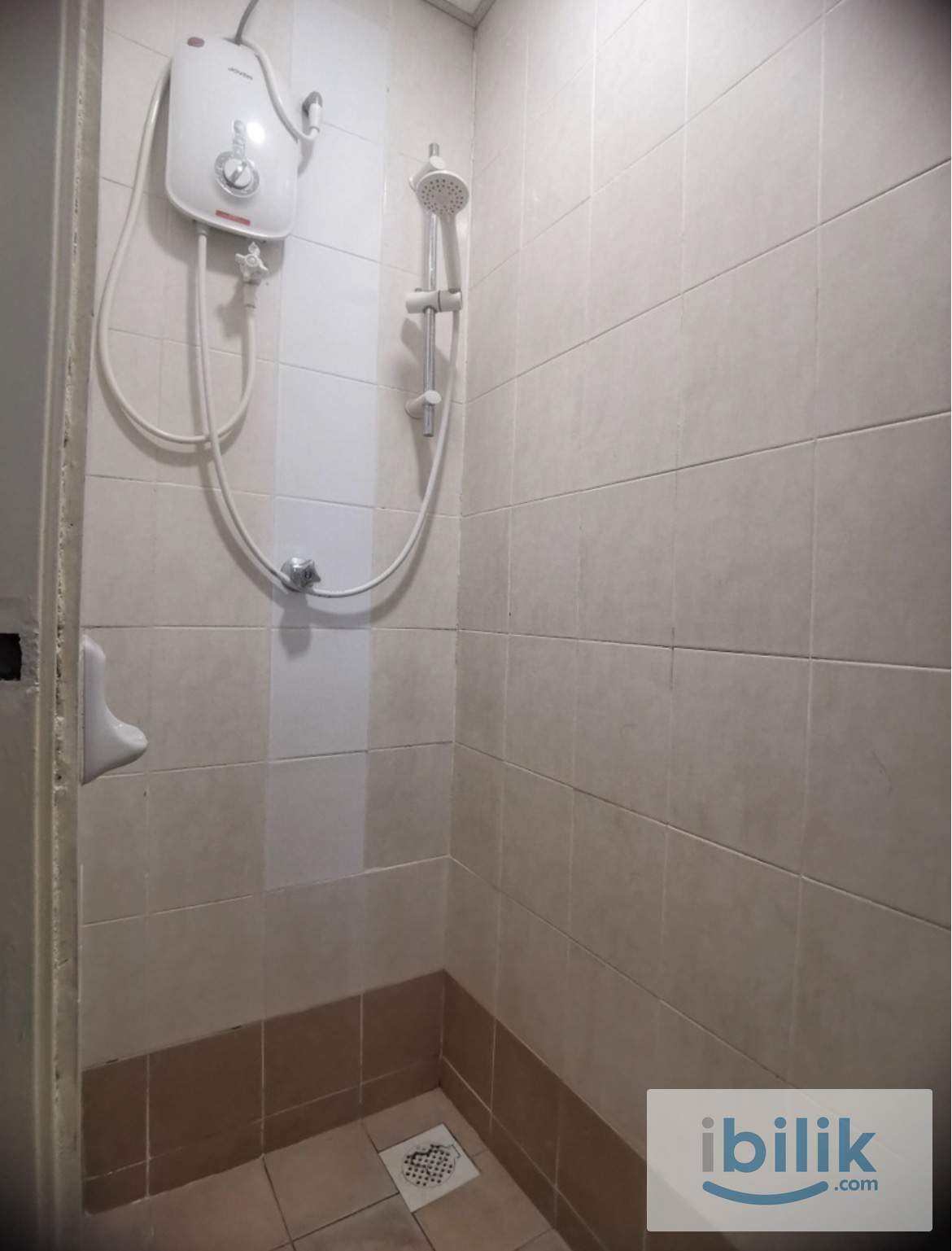 (Female unit)Comfy middle room for rent at casa subang - Image 5